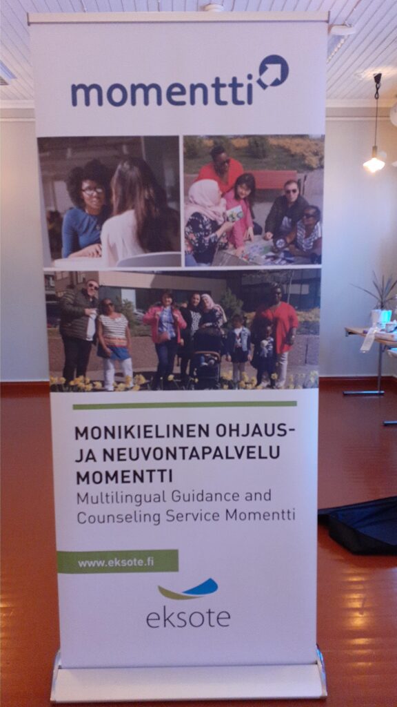 Kuva ohjaus- ja neuvontapalvelu Momentin roll-upista