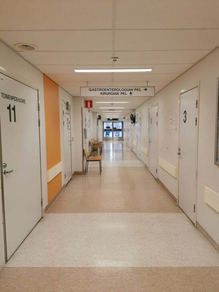 Näkymä kirurgian poliklinikan käytävältä