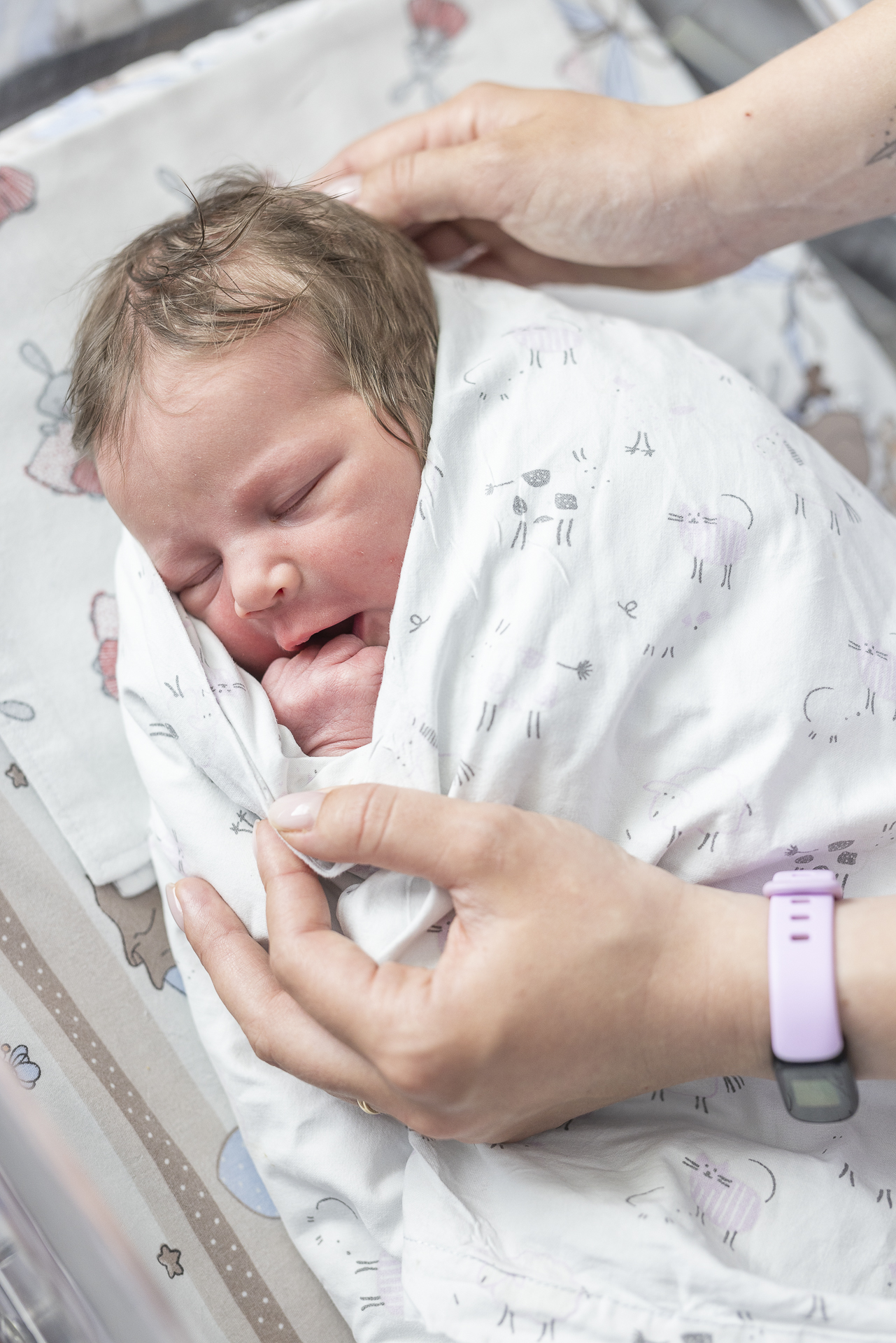 pieni vastasyntynyt vauva käärittynä vilttiin