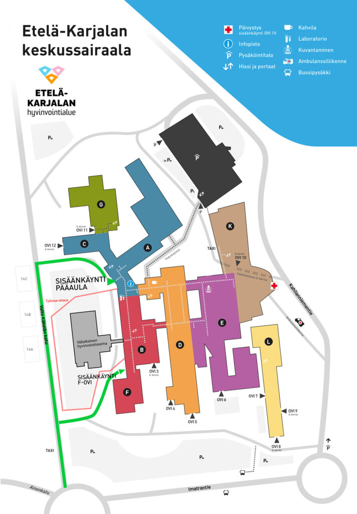 Kuvassa on Etelä-Karjalan keskussairaalan aluekartta. Kartta näyttää sairaalarakennukset eri väreillä merkittyinä ja varustettuna tunnuskirjaimilla (esim. A, B, C, D, jne.). Karttaan on merkitty tärkeät sisäänkäynnit, kuten pääaula ja F-ovi, sekä päivystyksen sisäänkäynti (OVI 10). Lisäksi kartasta löytyy merkinnät pysäköintialueille, taksiasemille, bussipysäkeille ja eri palveluille, kuten laboratorio, kahvila ja kuvantaminen. Taustalla näkyy alueen tieverkosto ja vesistö.