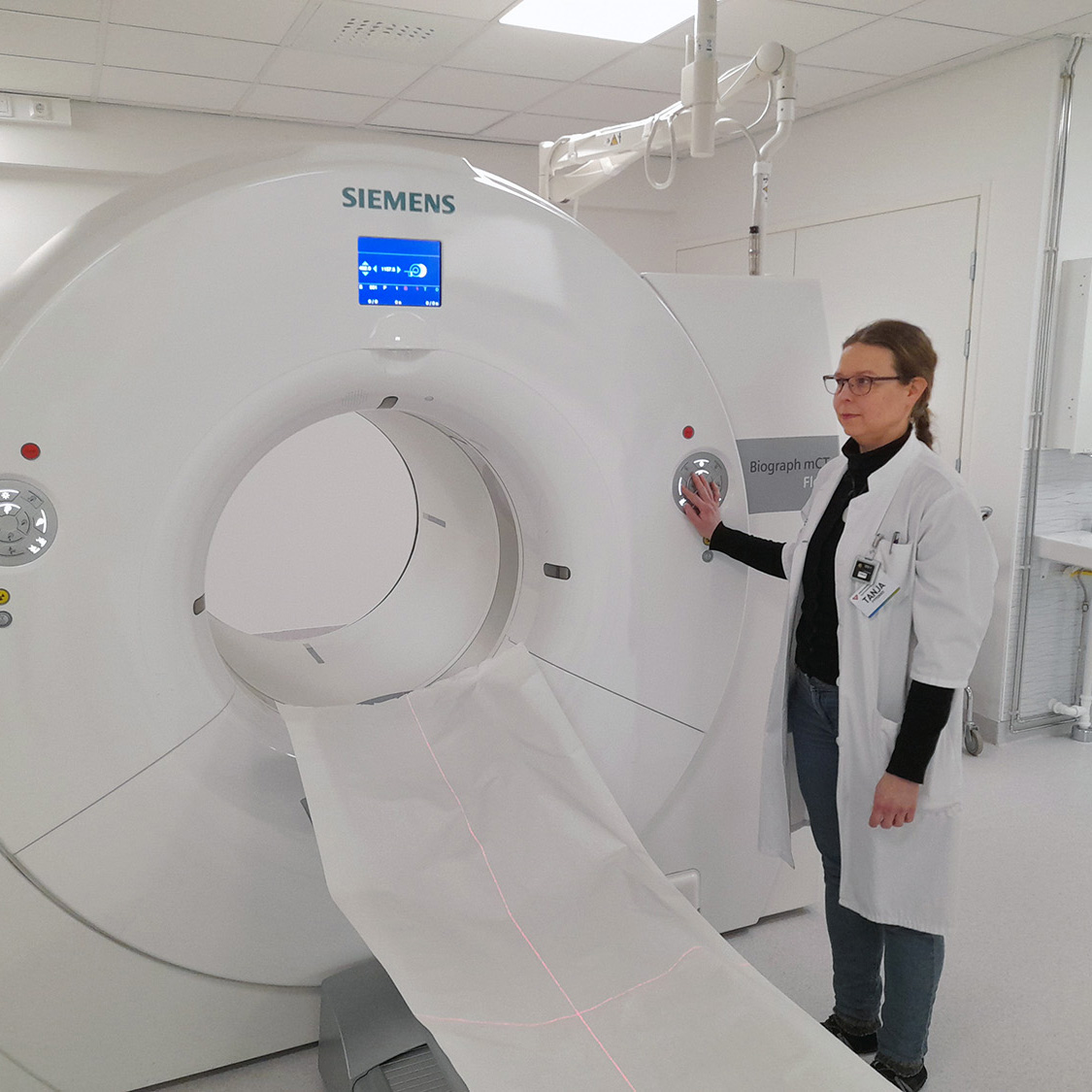 PET-TT-kuvaus siirtyi kuvausrekasta sairaalan tiloihin – laite auttaa tarkemmassa diagnostiikassa 