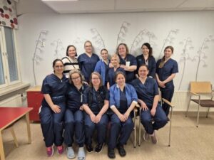 Kuvassa on Silmäyksikön työntekijöitä.