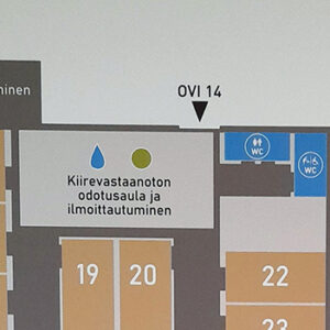 Lähikuva opastetaulusta, jossa näkyy tarkemmin kiirevastaanoton sisäänkäynti, ilmoittautuminen ja odotusaula.