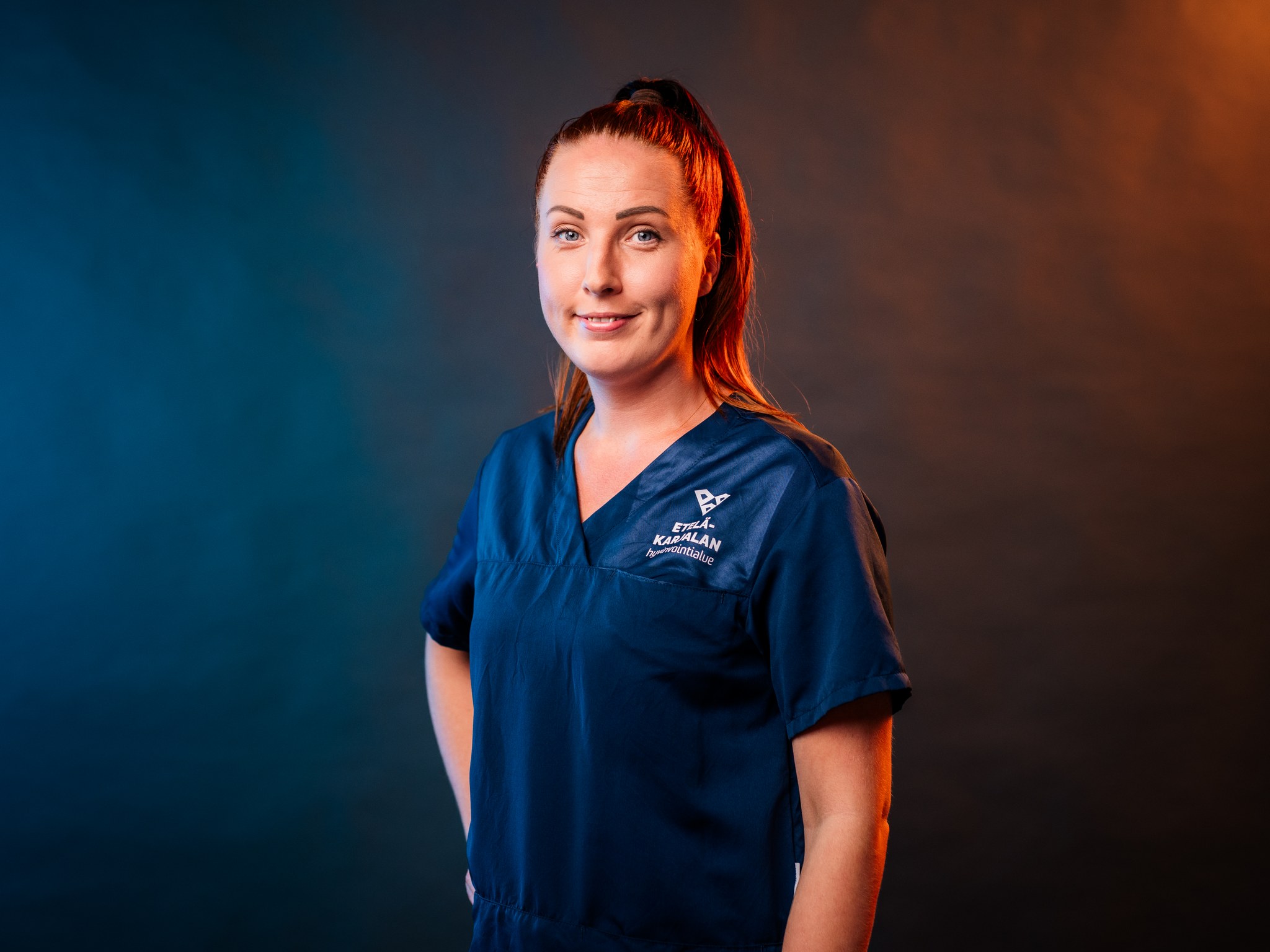 Studiokuva Hannasta, joka seisoo toinen käsi lanteilla.