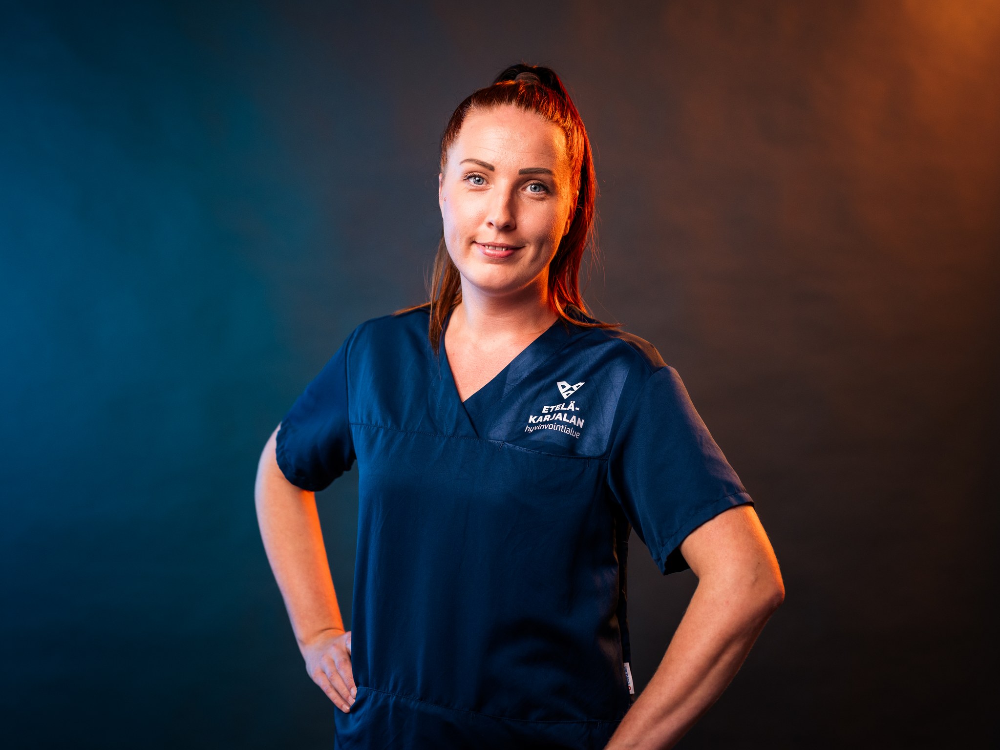 Studiokuva Hannasta, joka seisoo kädet lanteilla.