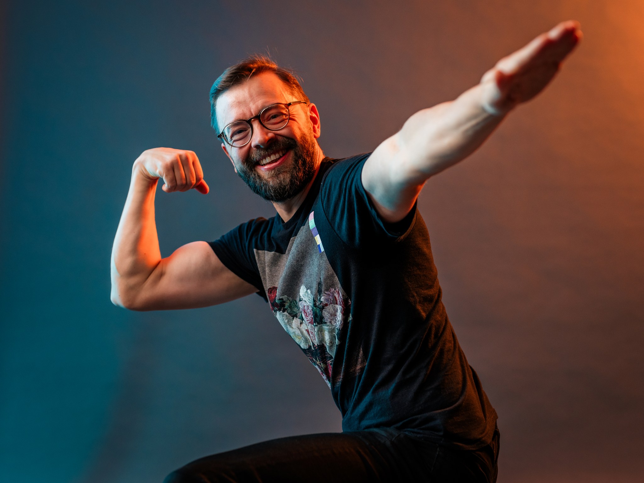 Studiokuva Antista, joka on kyykyssä surffausasennossa.