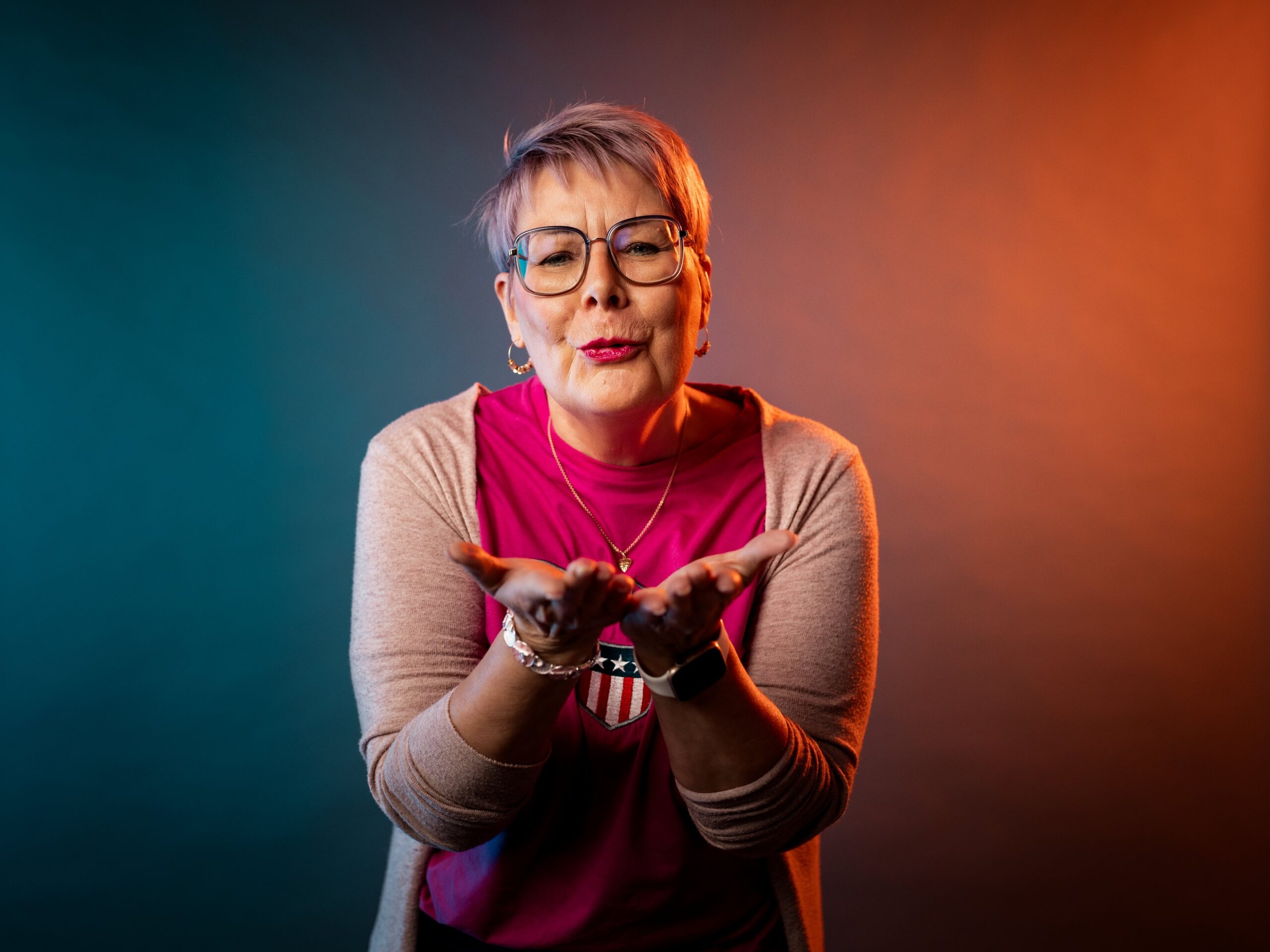 Studiokuva Annesta, joka lähettää lentosuukon.