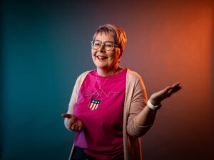 Etähoitaja Anne kannustaa kokeilemaan erilaisia työmahdollisuuksia Ekhvalla