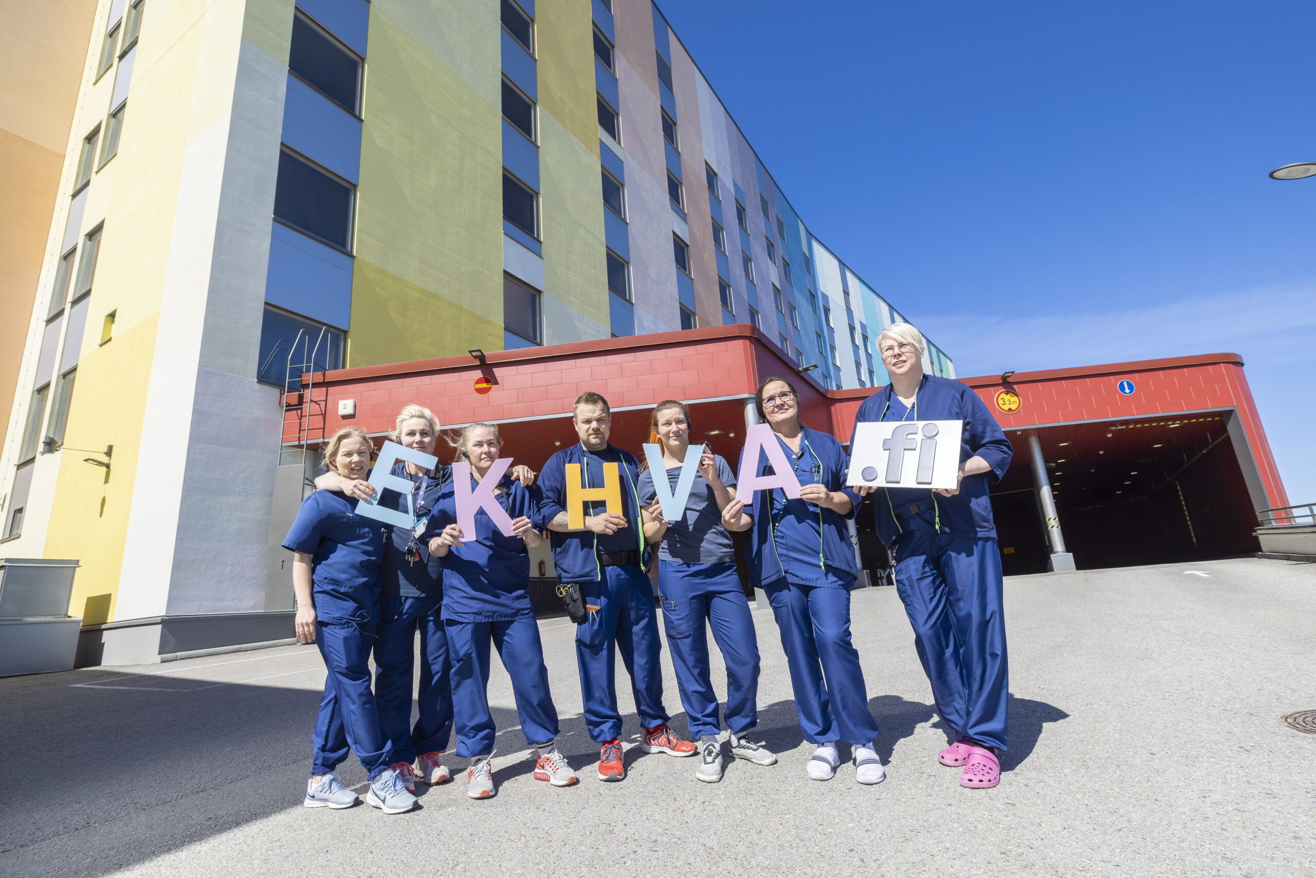 Seitsemän ihmistä ja jokaisella Kirjain, jotka muodostavat sanan Ekhva.fi