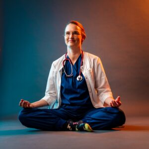 Kouluttajalääkäri kohtaa työssään ammattilaisia ja asiakkaita – Lue Ingan uratarina