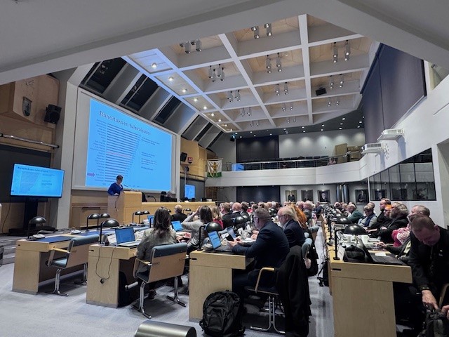 Valtuusto istumassa kokouksessa.