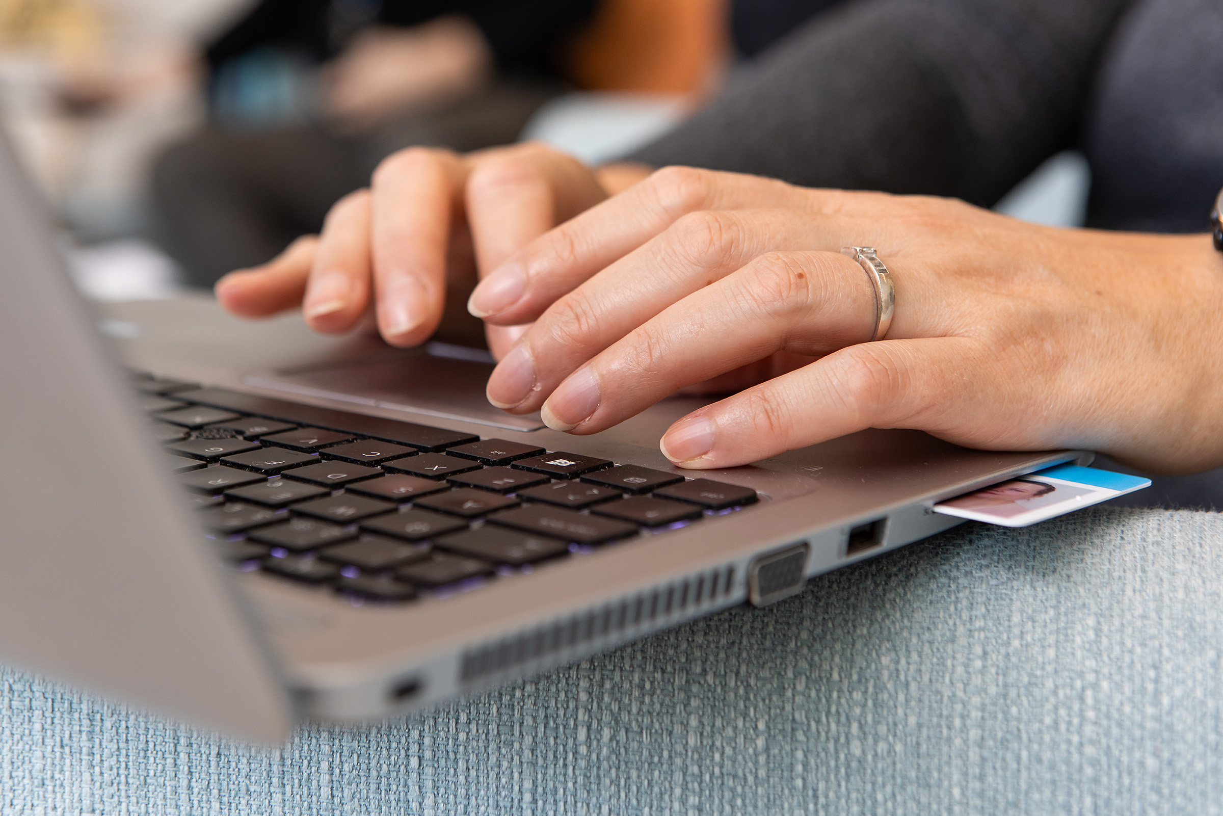 kädet kirjoittamassa läppärin näppäimistöllä